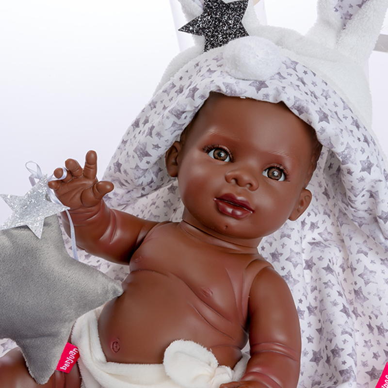 berjuan-andrea-baby-mu-eca-articulada-de-vinilo-38-cm-con-peluche-incluido image 4